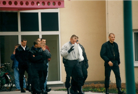Uwe Mundlos, Uwe Böhnhard und spätere Unterstützer des NSU 1996 vor dem Gerichtsgebäude in Jena, wo sich Manfred Roeder verantworten muss Quelle: apabiz e.V. www.apabiz.de