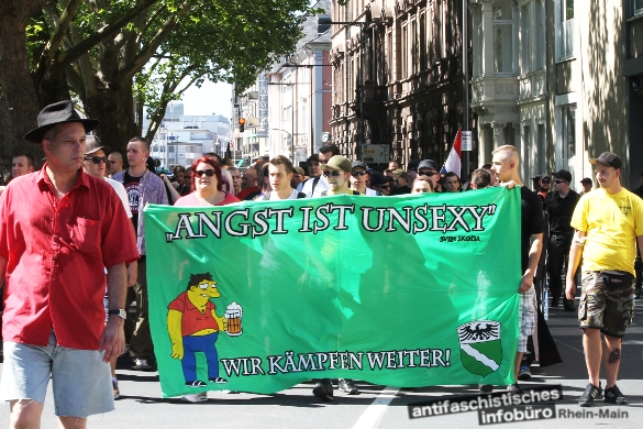 18. August 2012: Neonazis ziehen durch Koblenz, links im Bild Anmelder Christian Worch