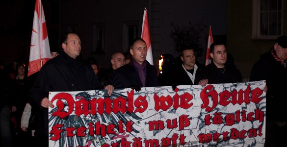 Etwa 80 Neonazis kamen am Abend des 10. November zu einem Aufmarsch nach Hünfeld bei Fulda ...