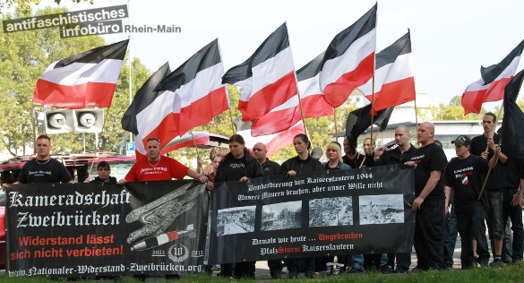 Aufgebaut. Neonazis aus der Pfalz posieren bei einem Aufmarsch am 28. September 2013 in Kaiserslautern.