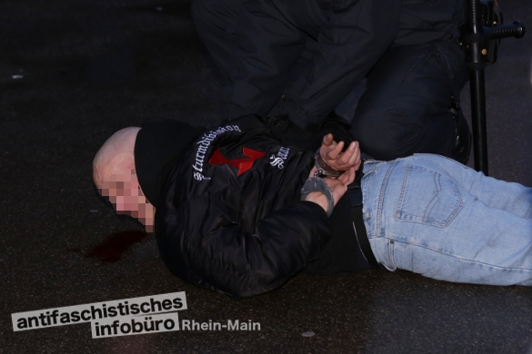 Nachdem er hinterrücks AntifaschistInnen angegriffen hatte, wird ein Neonazi von der Polizei festgesetzt NPD-Kundgebung in Trier, 1. Februar 2014