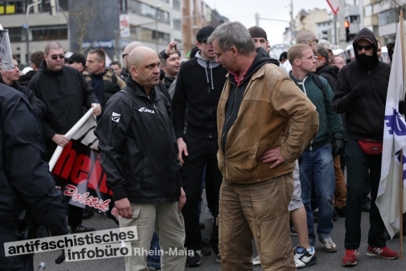 Michael Idir von Die Rechte RLP und Christian Worch müssen sich beraten: Aufgrund von Blockaden und Störungen lief nicht alles wie geplant in Koblenz am 15. März 2014