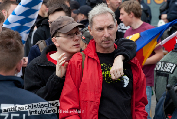 In brüderlicher Umarmung: Matthias Herrmann und Klaus Armstroff bei einer Kundgebung in Heidelberg