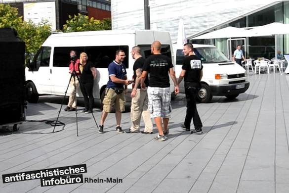 Sebastian Schmidtke (links) begrüßt Neonazis aus dem Umfeld des Aktionsbüro Mittelrhein. (© Max Bassin)