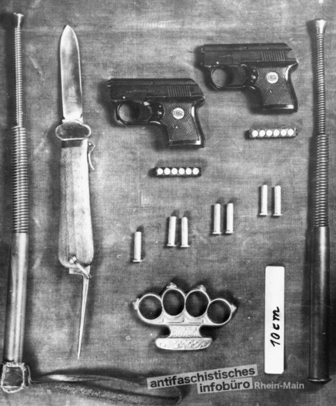Beschlagnahmte Waffen bei einer Bundesdeligiertentagung des BDJ in Frankfurt am 14. Dezember 1952